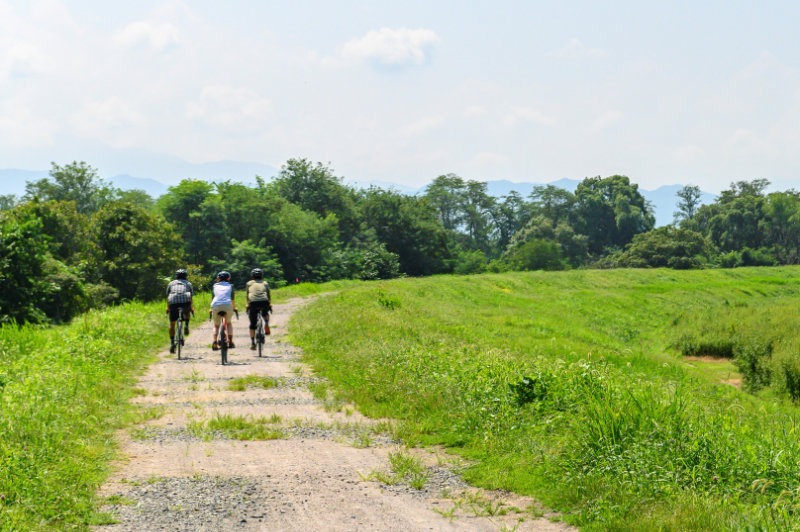 Flat gravel path along the Chikuma River